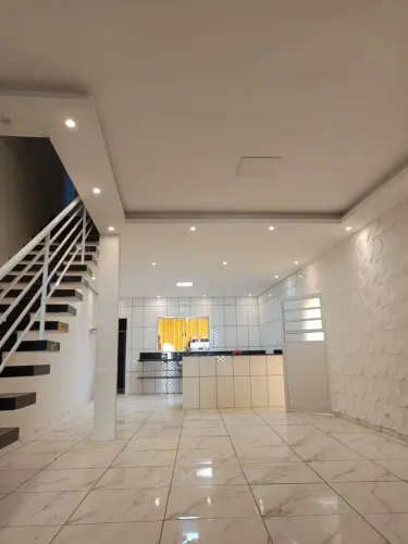 Casa com 4 Quarto(s) e 4 banheiro(s) para Alugar, 250 m² por R$ 3333 / Mês