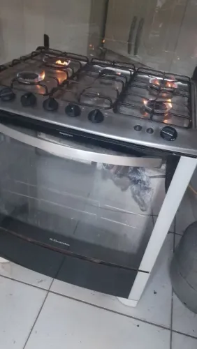 Vendo se este fogão de seis bocas precisando das grades por r$ 199 funcionando
