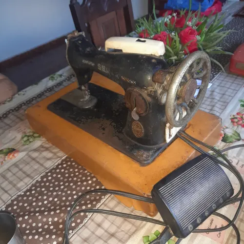 Vendo máquina de costura antiga com pedal elétrico , funcionando.Estima de família .