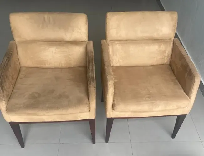 Poltronas em tecido, em condições de uso, duas peças
