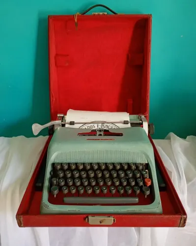 Máquina de Escrever Antiga Olivetti Studio 44 - Década de 1950