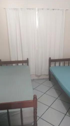 Alugo vaga para rapazes solteiros que trabalhe fora .