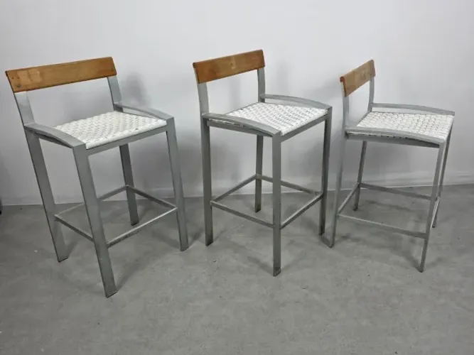 Trio banquetas altas em aluminio, assento em fibra sintética. 2 da mesma medida e 1 menor