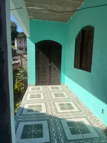 Alugo casa com 2 quartos