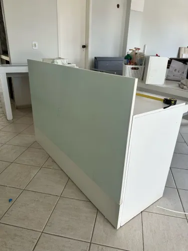 Balcão branco MDF com vidro para recepção/loja
