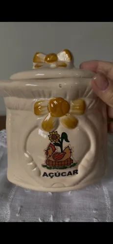 Pote de cerâmica com tampa