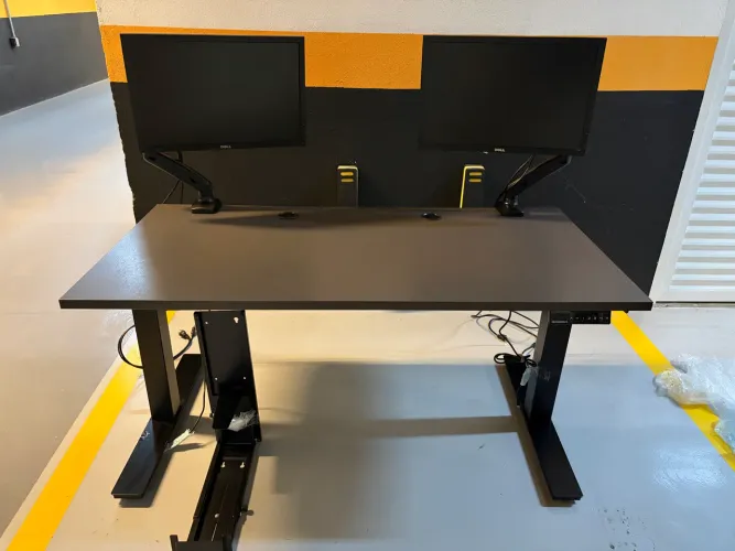 Mesa com regulagem de altura Geniodesk impecável 