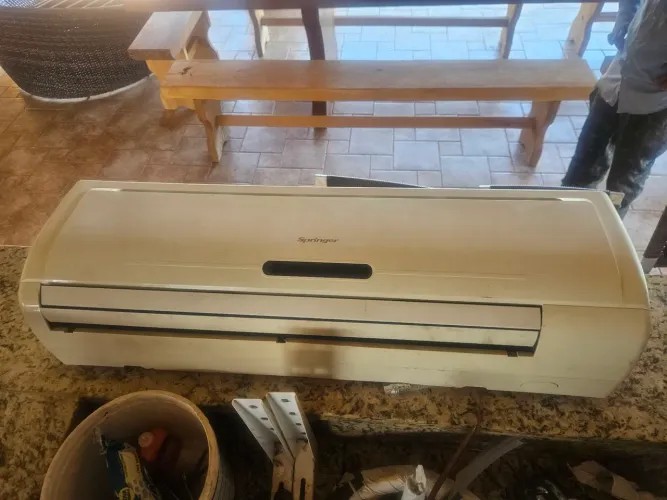 Ar condicionado split Springer 24000 BTUs com gás recolhido