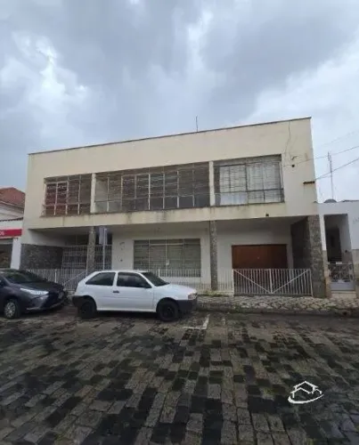 Casa em ótima localização no centro de LorenaSP à venda.
