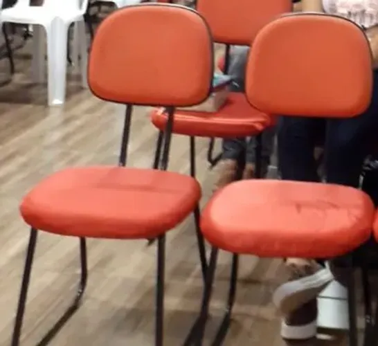Vende se cadeiras estofadas semi novas