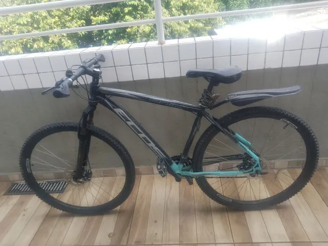 Bicicleta com câmbio e freio a disco.