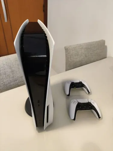 Playstation 5 com leitor de mídia física + 2 controles