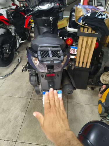 Moto com carretinha de baú