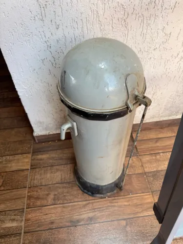 Lixeira antiga de metal vintage hospitalar ou odontológica