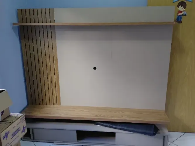 Painel de TV suspenso ate 65 polegadas, montado.