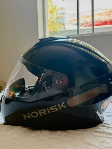 Capacete Norisk Black Edition com viseira fumê e transparente