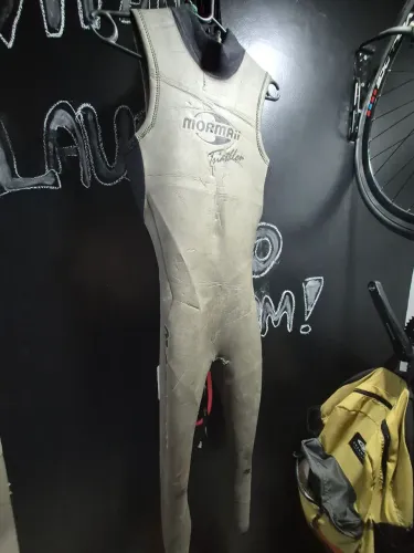 Roupa de borracha mormai