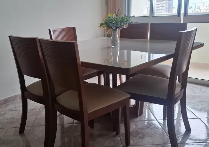 MESA COM 6 CADEIRAS DE MADEIRA MACIÇA