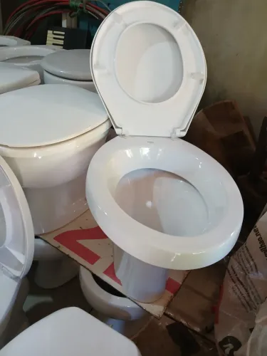 Vendo vasos sanitário já vem com asento da marca:standard e incepa valor:100 cada 