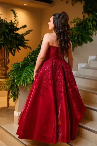 Vestido vermelho brilhante e bordado para Debutantes e Formandas