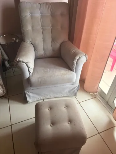 Cadeira de amamentação com puff