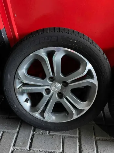 PNEU COM RODA LIGA LEVE 195 55 R16 PEUGEOT 208 ORIGINAL