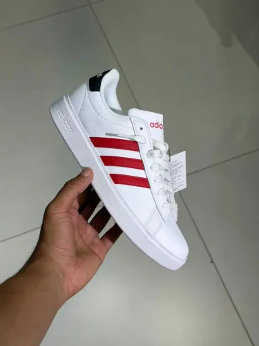 Tênis Adidas Court branco e vermelho couro