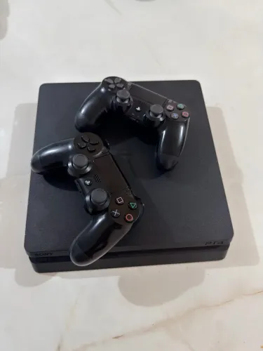 PS4 Slim 2TB + 2 Controles Originais Sony - Completo e Conservado