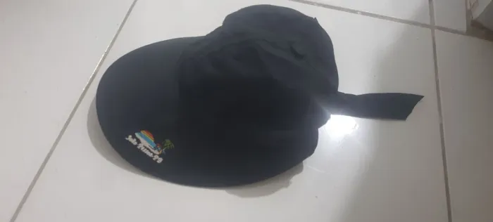 Boné preto feminino para praia com bolso na lateral