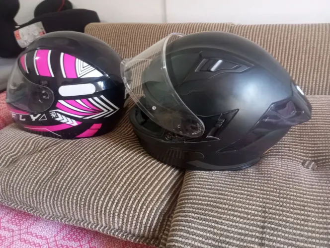 Dois capacetes. R$400