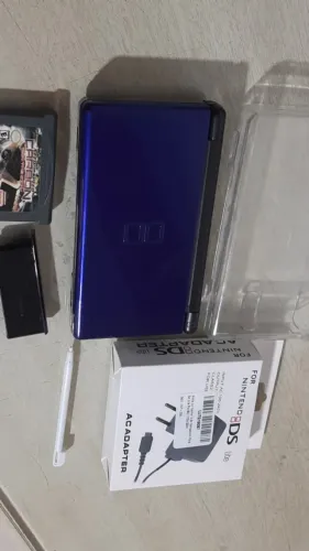 Nintendo DS lite + jogo GBA + case acrilico e carregador (detalhe tela)