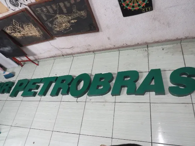 letreiro placa antiga posto de gasolina br petrobras .