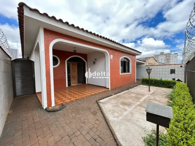 Casa residencial disponível para locação e venda no bairro Nossa Senhora Aparecida em Uber