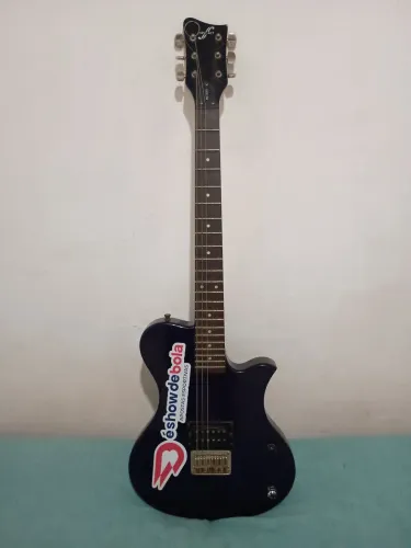 Vende - se ou troca uma guitarra num violão.