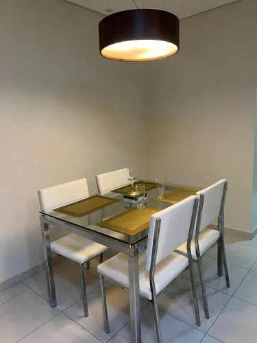 Vendo mesa de vidro e cadeiras