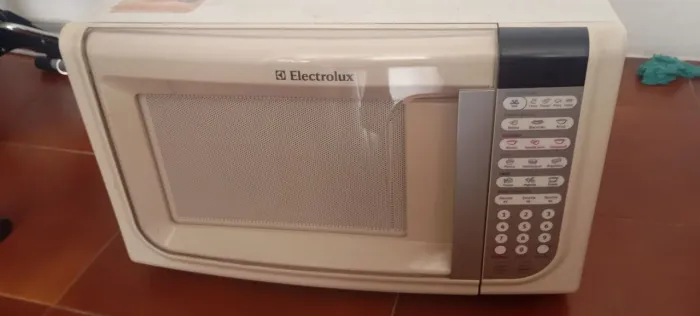 Microondas Electrolux 41 litros bom