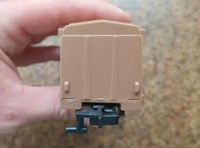 Ferrorama Vagão Box Marrom Claro Tomy