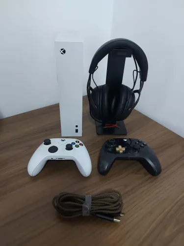 Kit Console Xbox Series S 512 GB + 2 Controles + Headset HyperX Cloud III