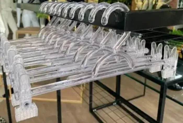 cabides acrilico com presilhas