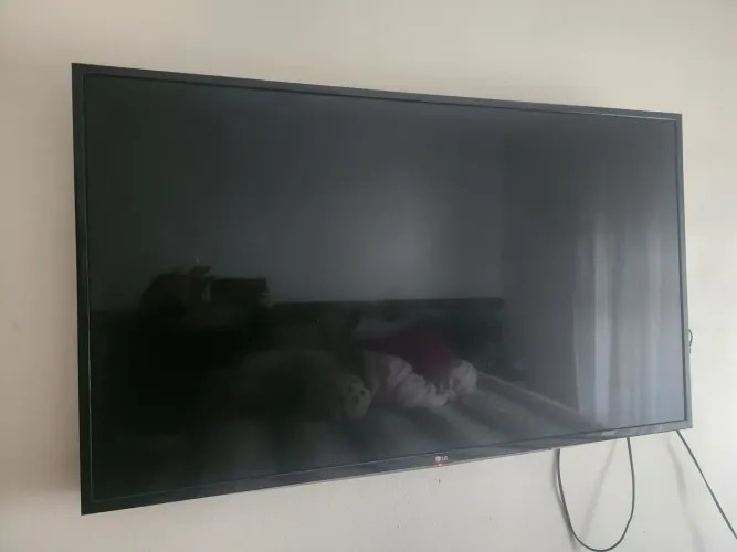 Vendo essa TV esta com um risco na tela
