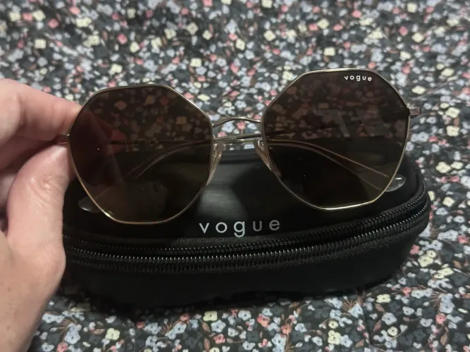 Óculos Sol Vogue - Elegante Dourado 