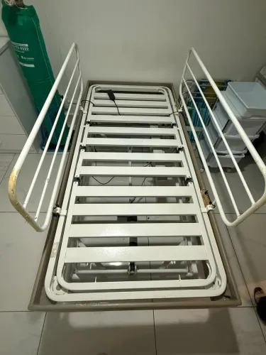 Vendo Cama Hospitalar elétrica ( com grade ) Pilati