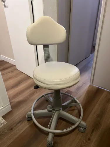 Mocho branco com regulagem de altura