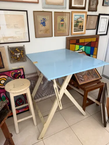 Mesa de desenho com banco