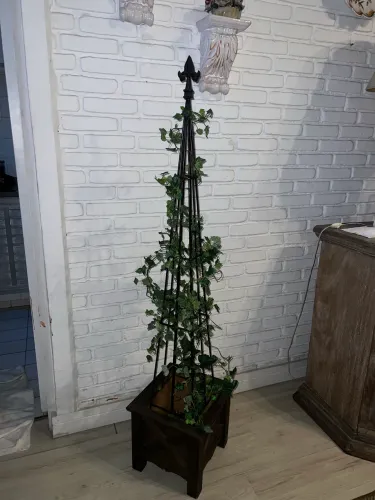 Cachepô com torre em ferro e eras