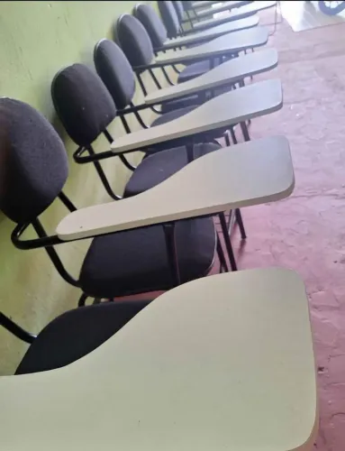 Vendo cadeiras escolares e lousa