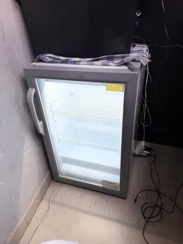 Frigobar/ expositor venax comporta de vidro 220v 