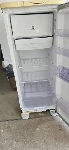 Geladeira RE31 Eletrolux