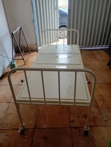 Vende se uma cama hospitalar