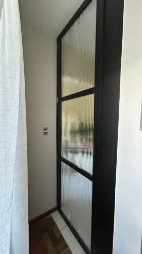 Porta de giro em MDF com vidro canelado + Caixaria